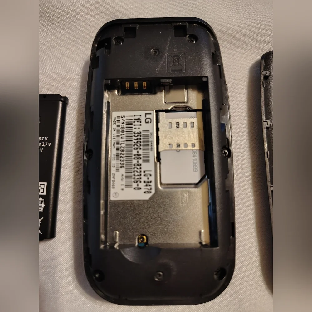 LG True B470 Black and Gray Cellular Flip Phone Like New Working Condition
